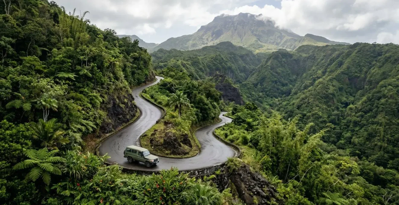 SUV robuste négociant une route de montagne sinueuse à la Soufrière en Guadeloupe sous un ciel tropical