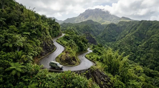 SUV robuste négociant une route de montagne sinueuse à la Soufrière en Guadeloupe sous un ciel tropical