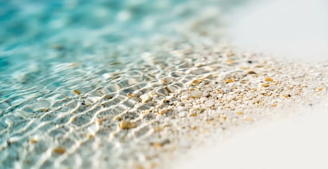 Démonstration visuelle de l'effet d'un filtre polarisant sur l'eau cristalline révélant le fond sous-marin