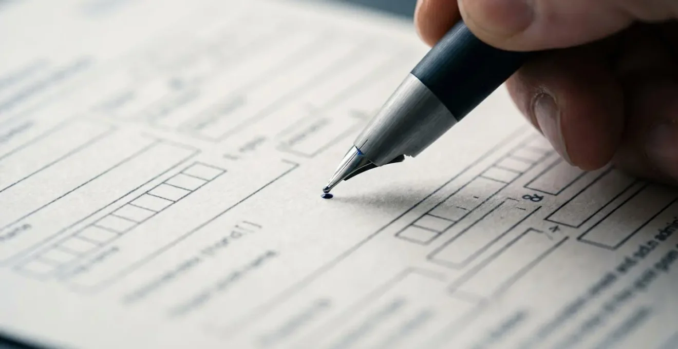 Vue macro détaillée d'un formulaire administratif avec signature manuscrite en cours
