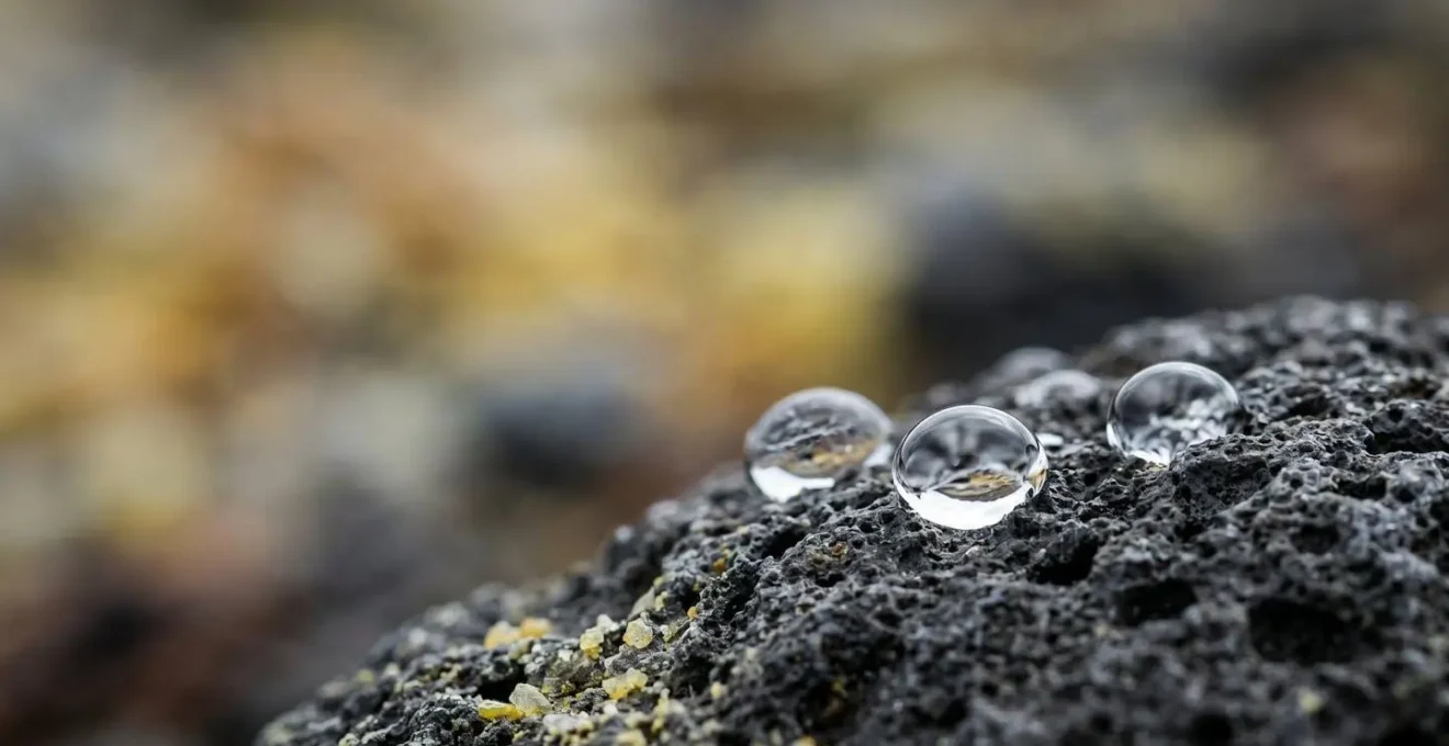 Gouttelettes d'eau condensées avec émission de vapeur acide illustrant la formation d'acide sulfureux dans l'air volcanique