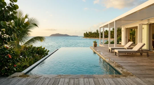 Vue panoramique d'une villa de luxe en bord de mer avec terrasse privée donnant sur les eaux turquoise de Sainte-Anne en Guadeloupe