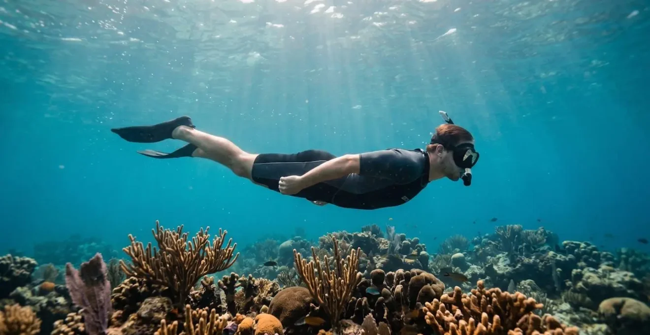 Snorkeleur pratiquant la flottaison neutre parfaite au-dessus d'un récif corallien sans le toucher