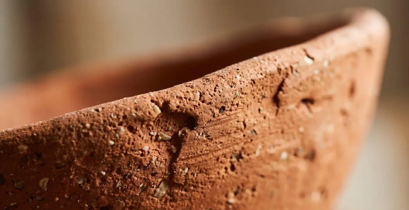 Détails extrêmes de la texture d'une céramique artisanale amérindienne authentique