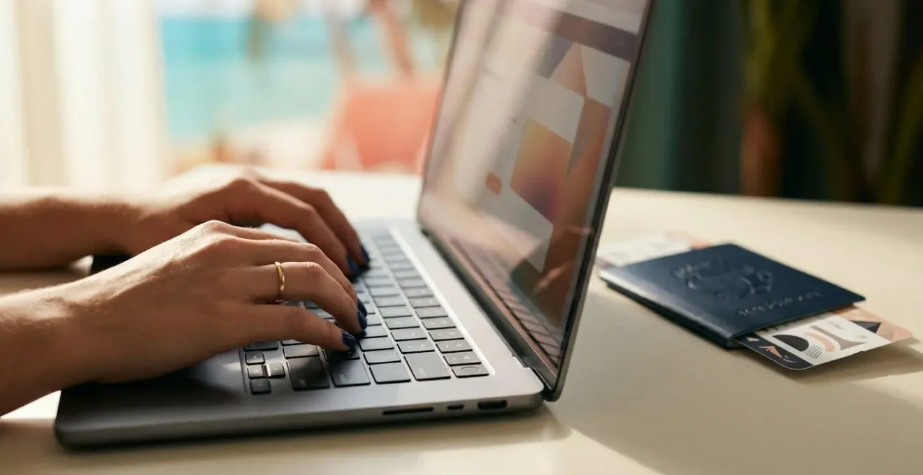 Recherche de vol économique vers la Guadeloupe sur écran d'ordinateur avec vue sur des billets d'avion